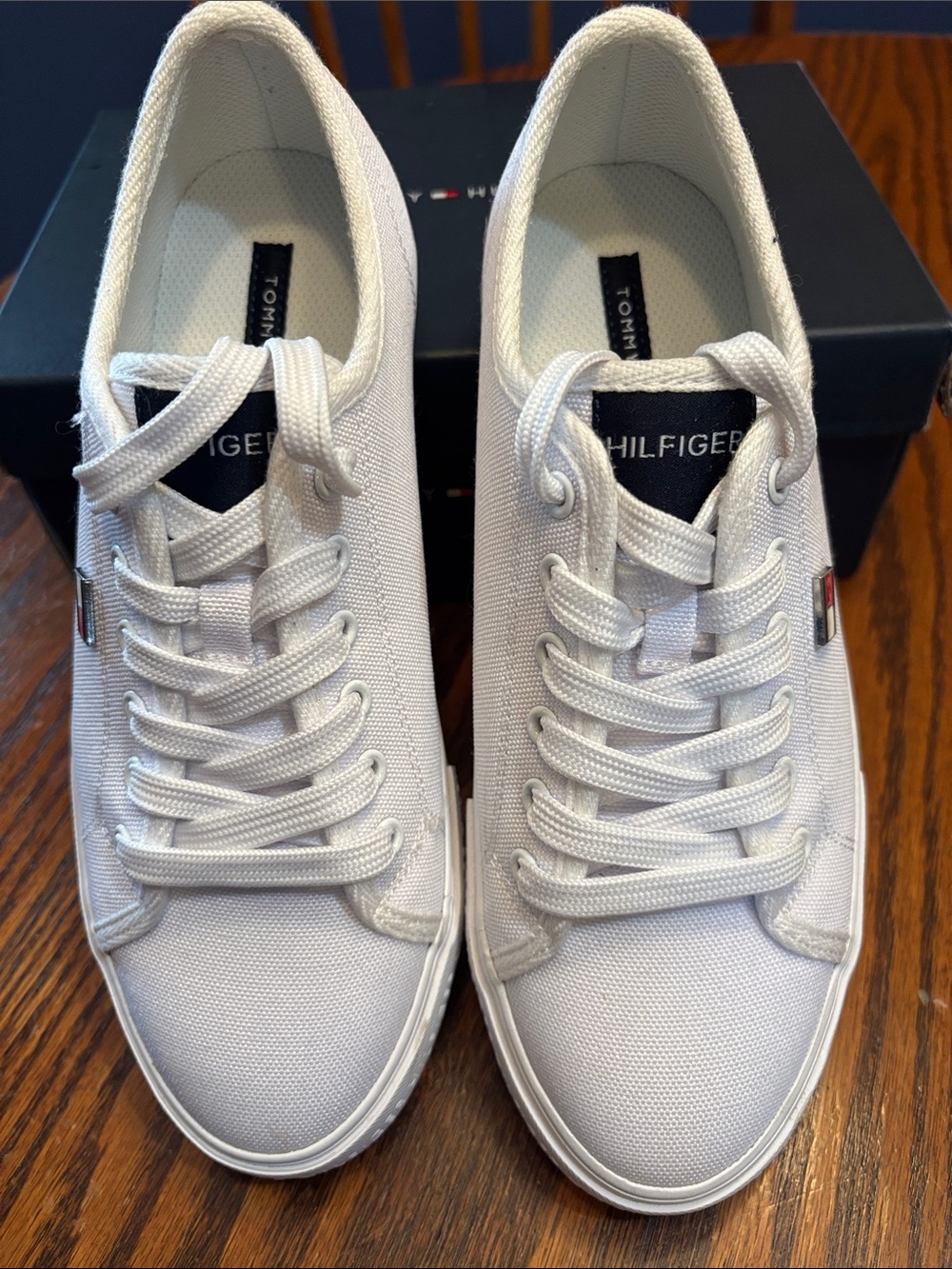 Tommy Hilfiger women’s White Canvas Low-Top Sneakers
